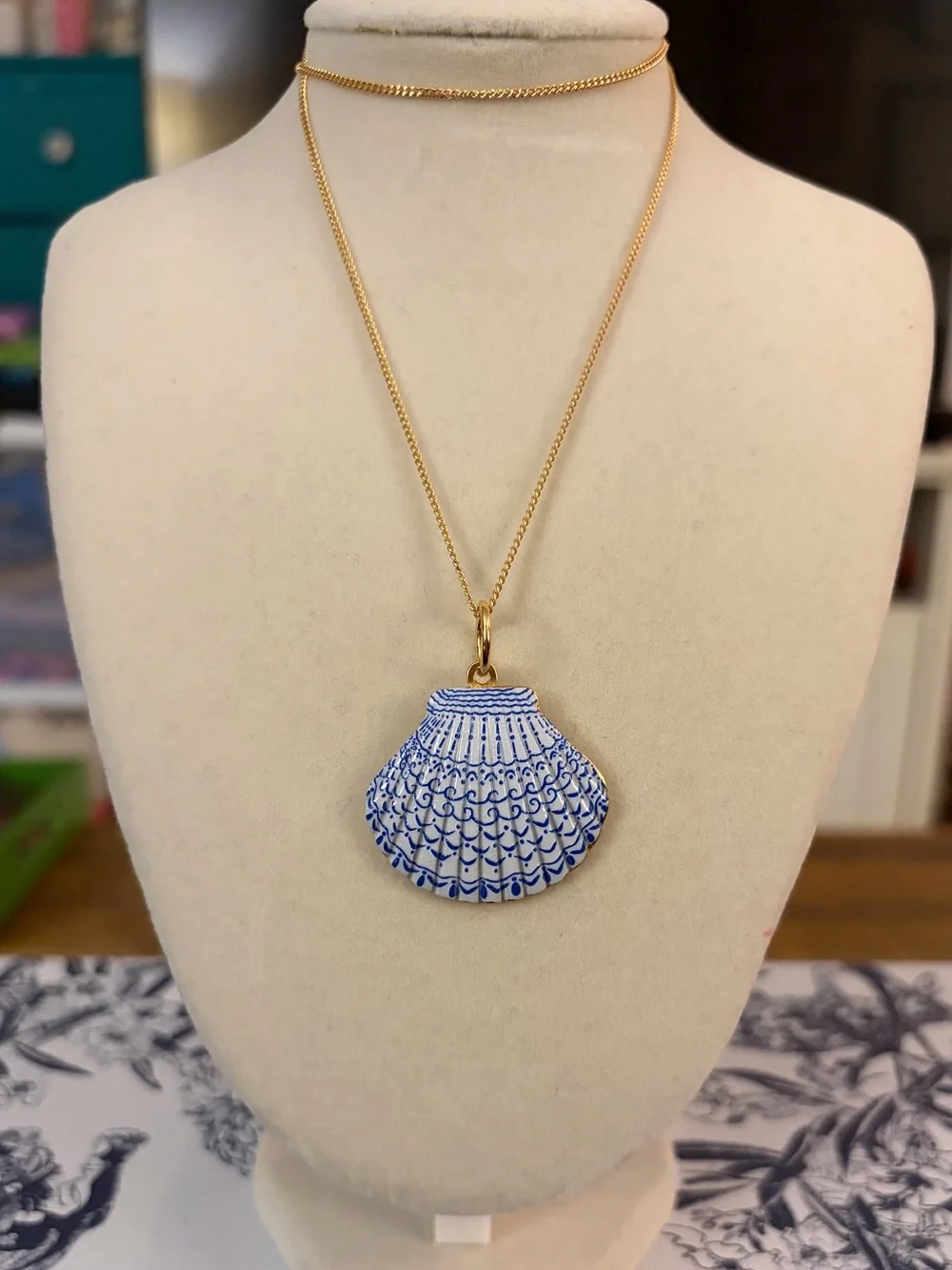 💙🤍🐚Blue & White Porcelain Seashell Statement Necklace. available in 16,18,20 in